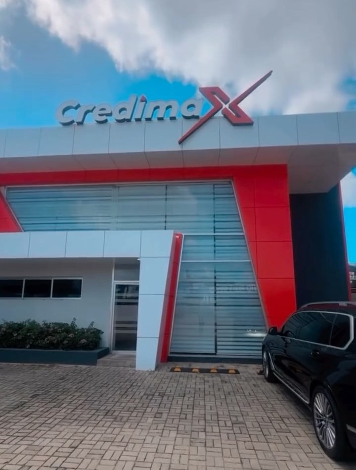 Fachada del local de Credimax Auto Parts Services en Nagua